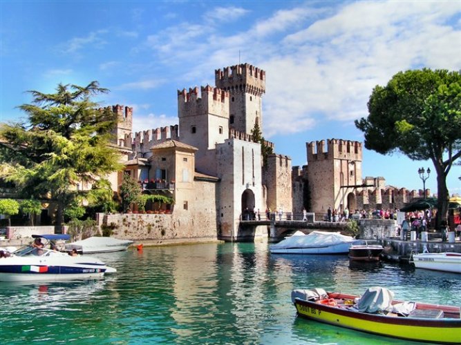 أجمل الأماكن السياحية في مدينة سيرموني الإيطالية