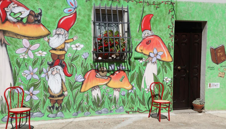 قرية جدرانها خرجت من كتاب القصص الخيالية