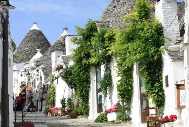 قرية "ألبيروبيلو" الإيطالية