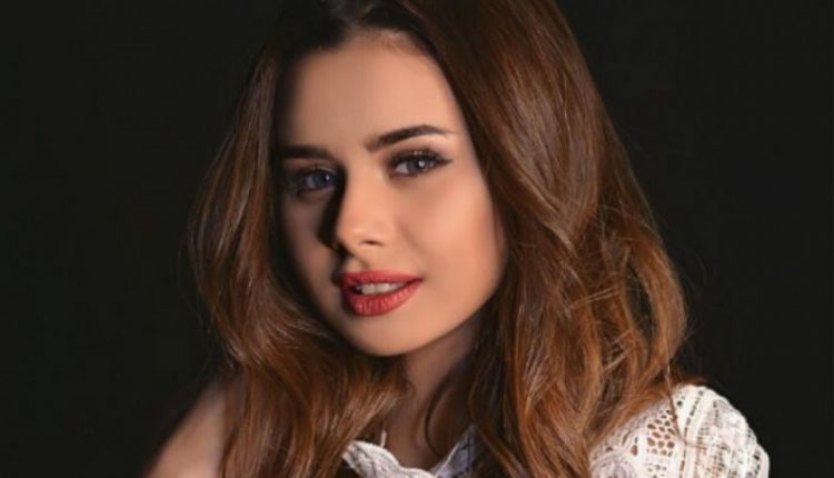الفنانة منة عرفة