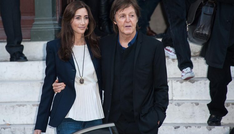 بول مكارتني وزوجته