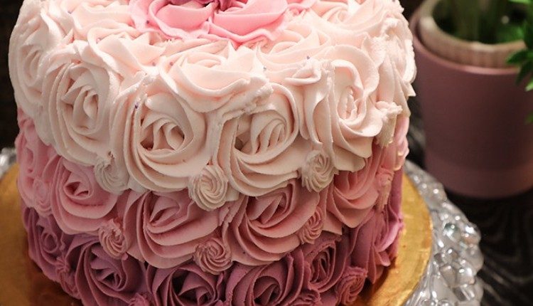 كيكة الفانيلا الاسفنجية بكريمة الزبدة