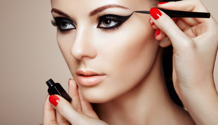 طرق منع سيلان مكياج العيون