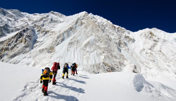 ما هي شروط تسلق جبل إيفرست؟