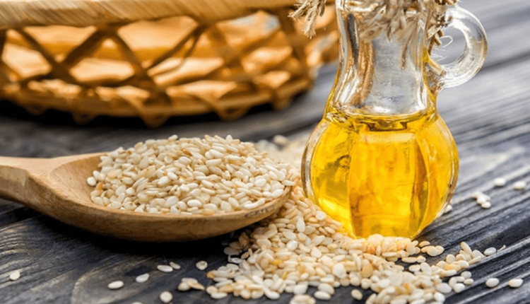 فوائد زيت السمسم للتفتيح وطريقة تحضيره