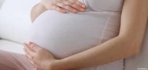 ما الأعراض المنذرة بالولادة للأم الحامل؟