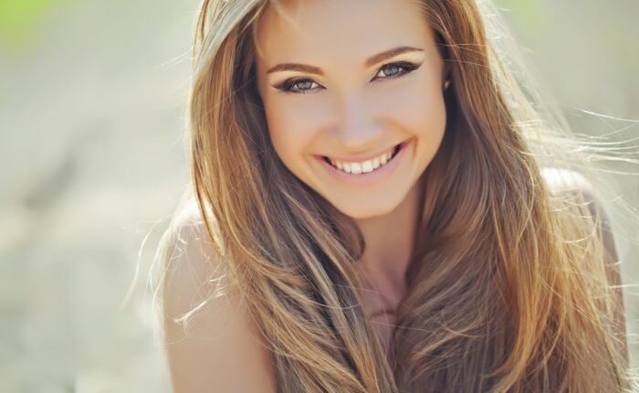 بعيدا عن المكياج.. 4 علامات جمال طبيعية في المرأة تجذب الرجل