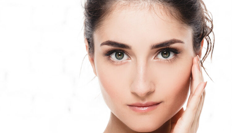 روتين العناية بالبشرة قبل الخروج من المنزل