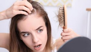 هل الكوفيد 19 يؤدي إلى تساقط الشعر؟