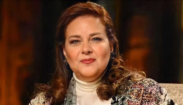 إعلامية مصرية تتسبب في ضجة بعد دعائها للفنانة دلال عبد العزيز