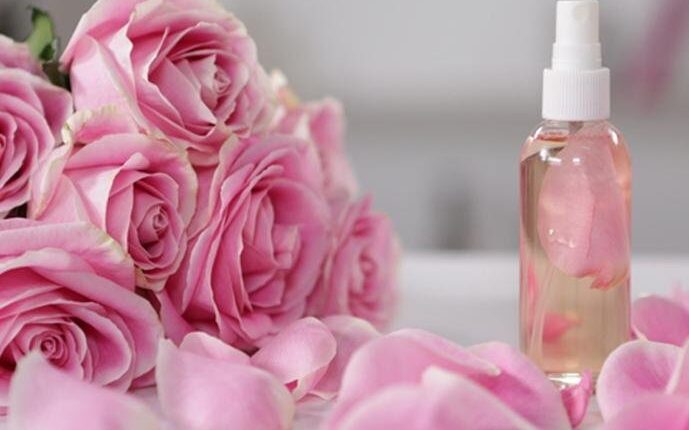 فوائد ماء الورد للوجه