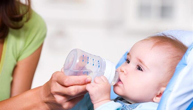 للأمهات الجدد.. الوقت الأفضل لإدخال الماء لطفلك الرضيع