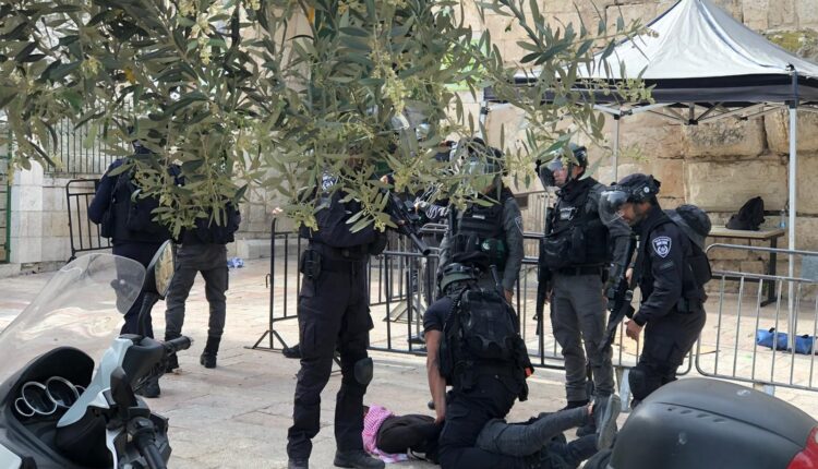 القبض والاعتداء على مراسلة قناة الجزيرة يثير سخط الشعب العربي