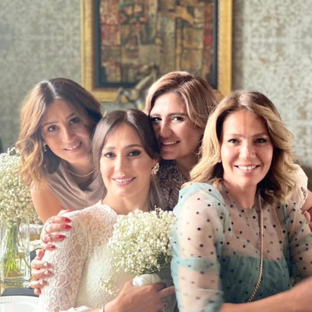 انفعال هنا شيحة على مراسلي القنوات الفضائية.. والسبب اختها حلا