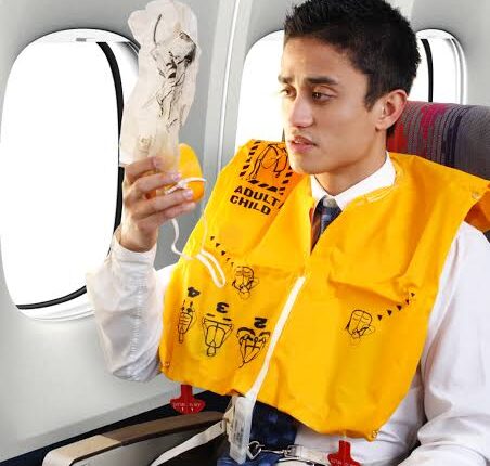 تعلم كيف تنجوا بحياتك عند تحطم نوافذ الطائرة