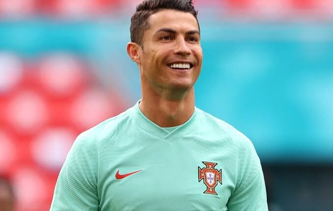 خلال مؤتمر صحفي.. رونالدوا يستبعد كوكاكولا وينصح بشرب الماء