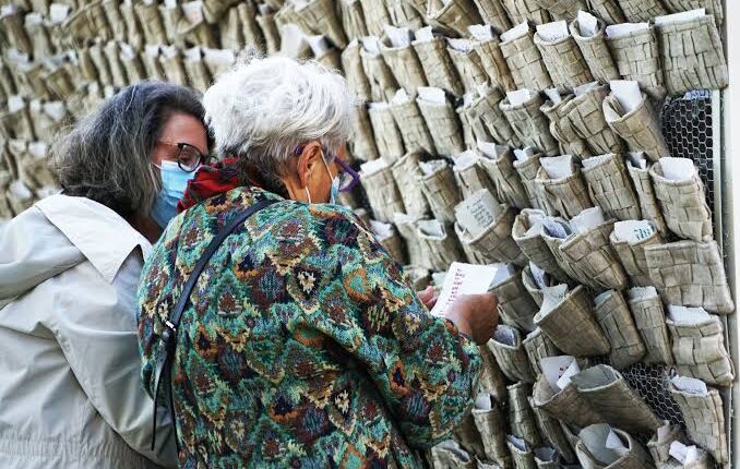 2000 حقيبة تحكي مأساة ضحايا مرفق بيروت.. في عمل فني مؤثر