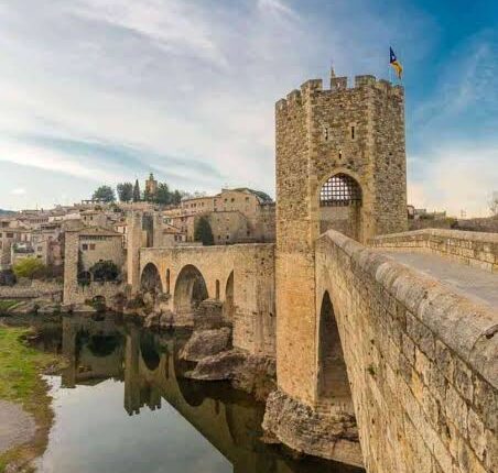 بيسالوا المدينة السياحية الأشهر من العصور الوسطى