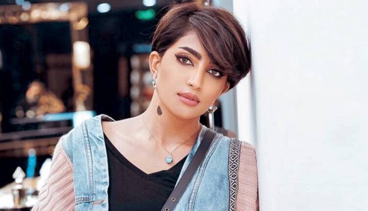 فنانة عمانية تثير الجدل بعد ظهرورها وسط عدد كبير من الحراس الشخصيين في السعودية