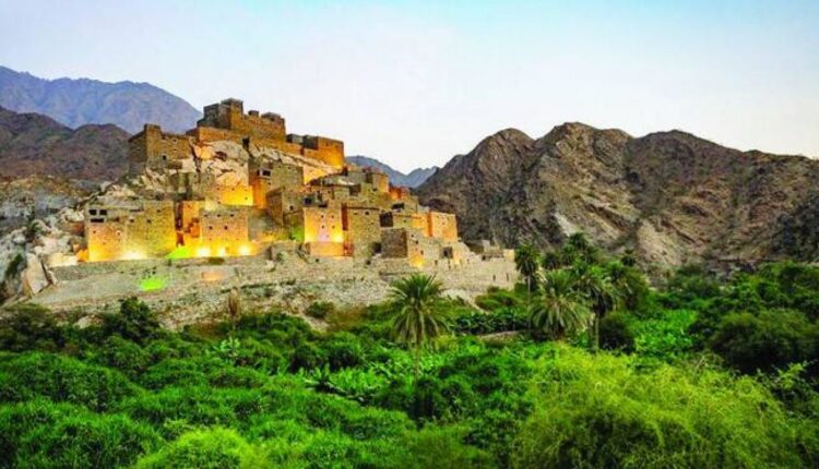 تاريخ قرية "ذي عين" يجذب السياح من كل مكان