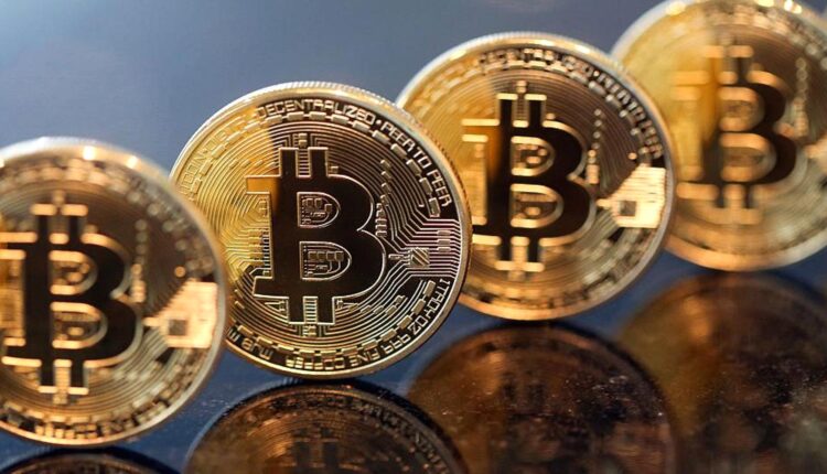 لأول مرة رئيس السلفادور.. يوزع العملات على مواطنيه