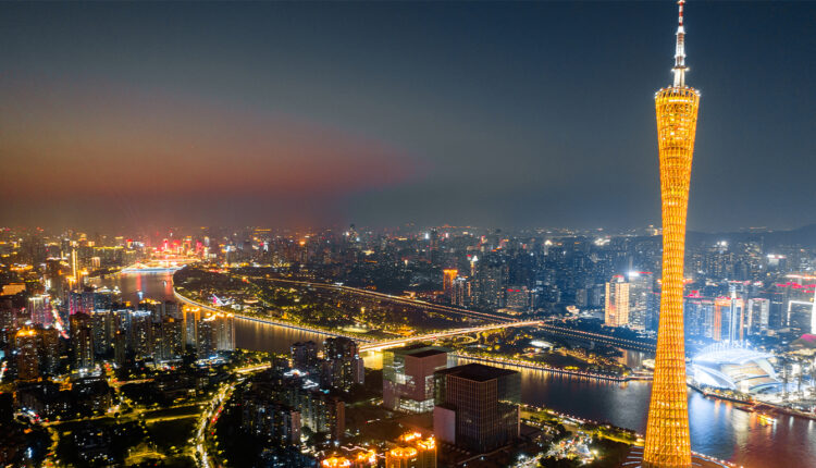 تعرف على كواليس المغامرة والتشويق من داخل ثاني أطول برج في الصين