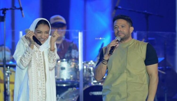 بعد غنائها مع محمد حماقي.. مطربة شابة توجه للفنان الشكر