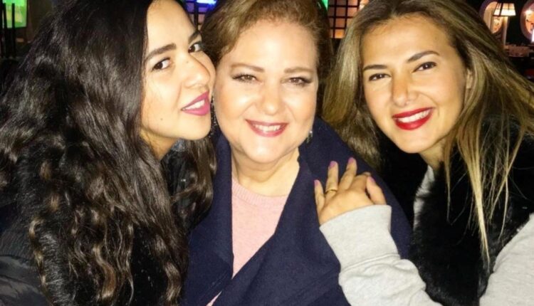 إيمي سمير غانم تطلب الدعاء لوالدتها.. وتنشر صورة مؤثرة