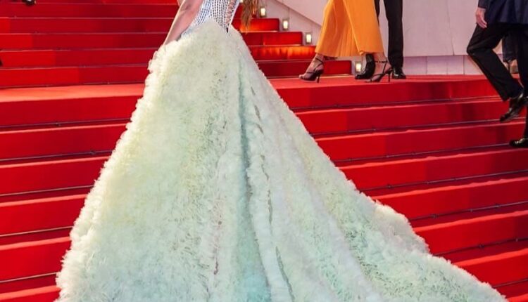 فنانة سورية تثير الجدل بعد إطلالتها بفستان مكشوف في كان