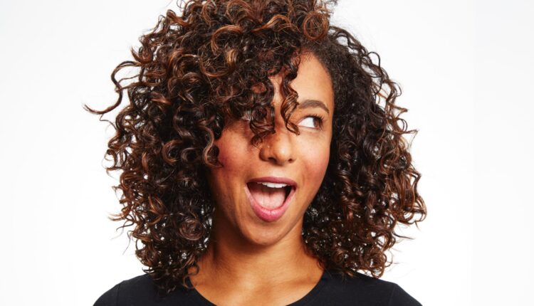 ماسكات طبيعية للشعر المجعد.. بديل أمن لمنتجات فرد الشعر المضرة