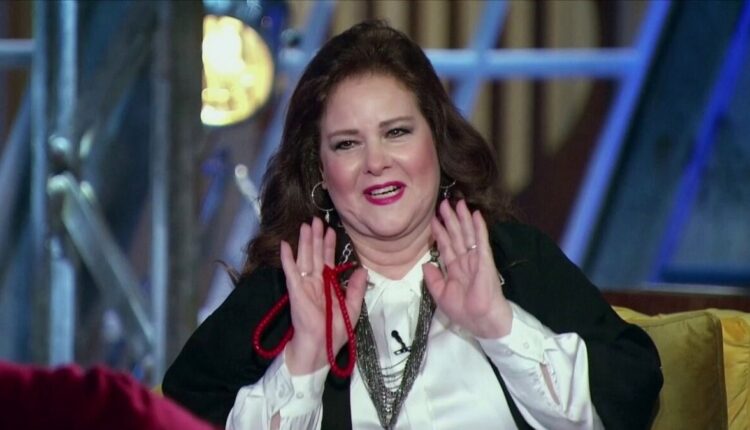 بعد تضارب أخبار الحالة الصحية للفنانة دلال عبد العزيز.. مستشار الرئيس يطمئنا