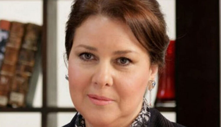 الطبيب المعالج للفنانة دلال عبد العزيز.. يفجر مفاجأة