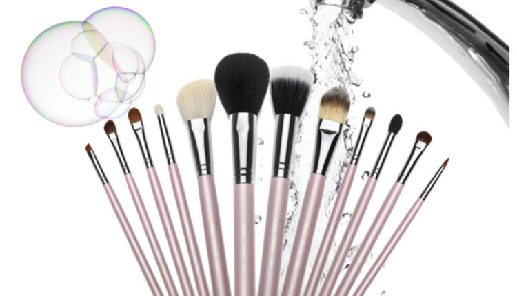 أكثر الطرق المتبعة في تنظيف فراشي المكياج.. لإطلالة مميزة