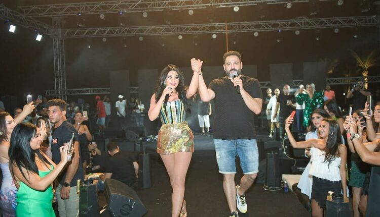 هيفاء وهبي في حفلتها بالعلمين.. تنادي على حمو بيكا وتصافحه وتقوله. .أنته حبيبي