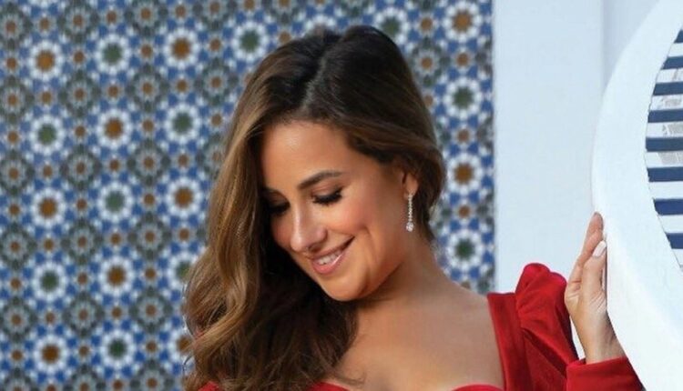 شاهد.. من جديد فنانة مصرية تحصل على الإقامة الذهبية من الإمارات