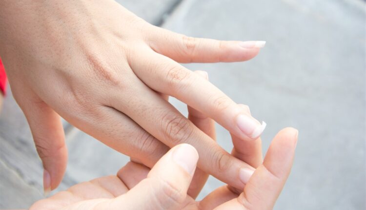 تكسر الأظافر وضعفها مشكلة مزعجة.. حيل بسيطة تقضي عليها سريعاً