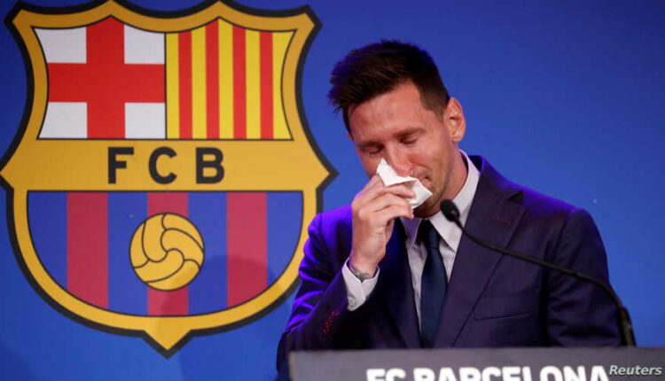 الدموع والحزن يسيطران على ميسي.. والسبب رحيله عن برشلونة