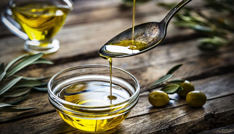 زيت الزيتون.. فوائد خارقة للنساء عند تناوله على الريق