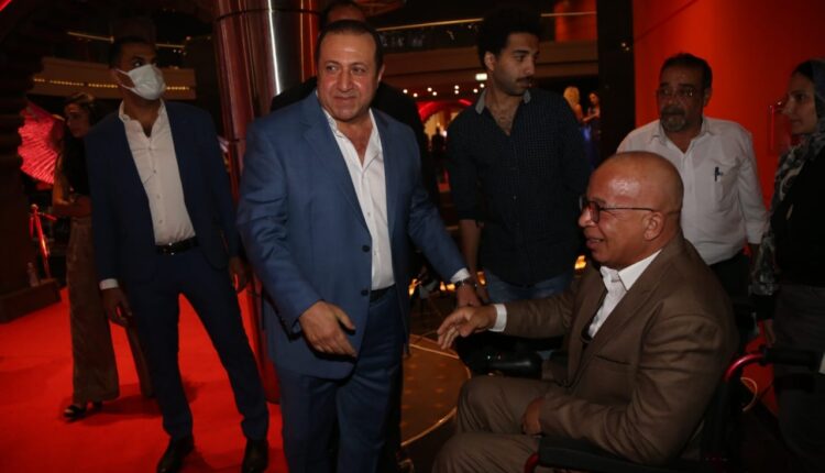 بقبلة على الرأس.. فنانة شهيرة تفاجئ شريف الدسوقي في العرض الخاص لفيلم الجديد