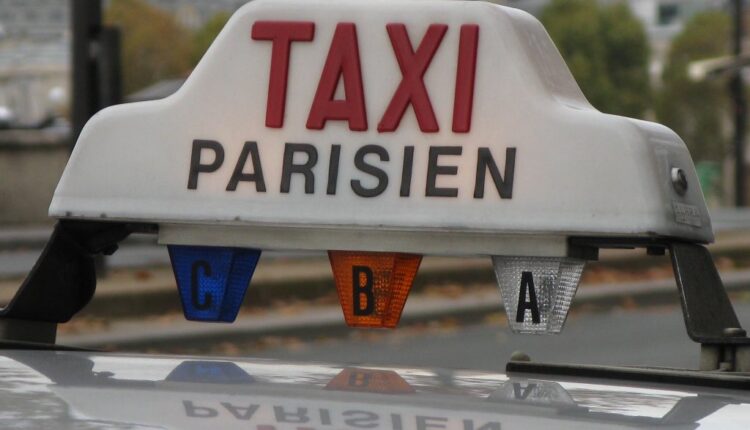 دليل إرشادات في باريس عند ركوب سيارة الأجرة "التاكسي"