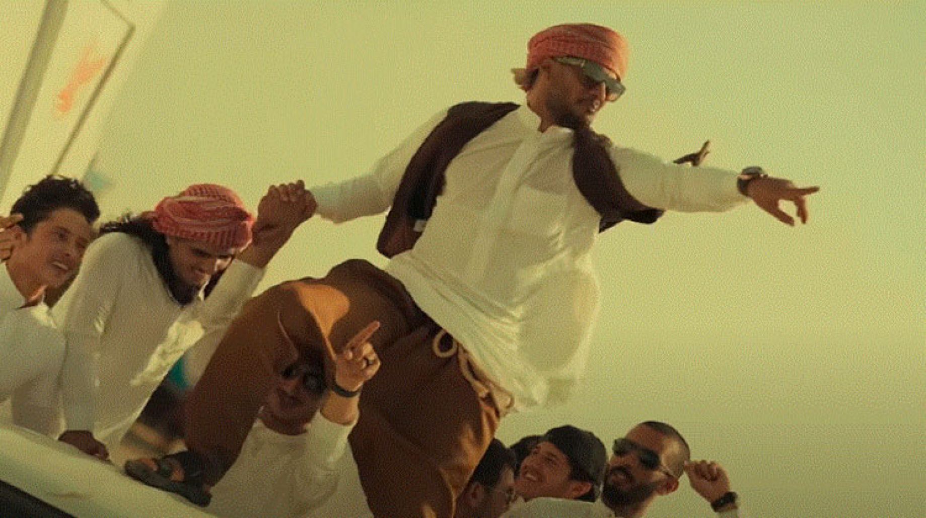 أطلق النجم الشهير محمد رمضان أحدث أغنياته "على الله" من خلال قناته على موقع يوتيوب، والتي ظهر خلال الكليب، بزي بدوي، وبيده مسدس، بالإضافة إلى قيادته عدة سيارات في الصحراء.