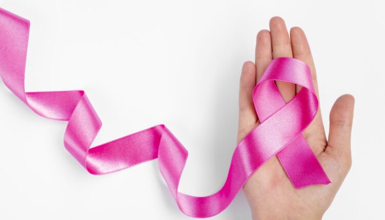 السيدات فوق عمر 65 بحاجة للفحص الجيني من سرطان الثدي.. تعرفي على السبب