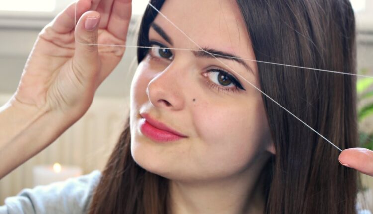 6 أسئلة شائعة حول استخدام الخيط في إزالة شعر الحاجبين الزائد.. وإجابتهم بالتفصيل
