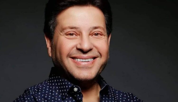 بعد الوعكة الصحية التي منعته من الغناء.. هاني شاكر يحتفل مع فرقته