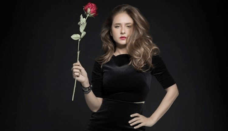 تصرف مفاجئ من الفنانة نيللي كريم.. يثير الجدل عقب وفاة دلال عبد العزيز