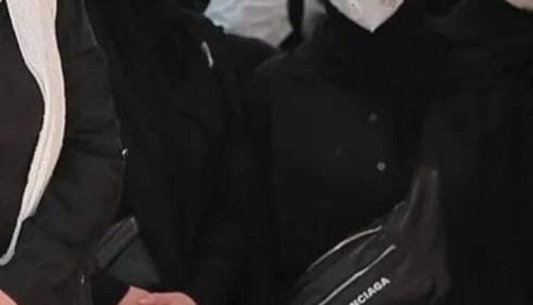 رامي رضوان.. ينفعل على أحد المصورين بجنازة دلال عبد العزيز ويلقي هاتفه