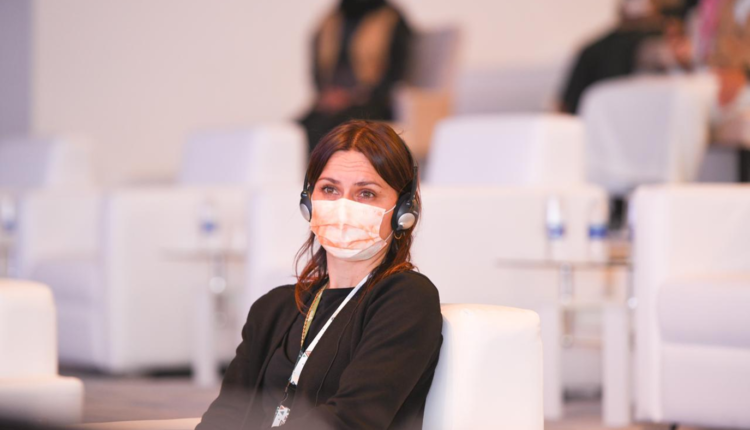 ساندرا بوم الفرنسية.. تشارك في المزاد الدولي في تربية الصقور السعودي وسط تنظيم مميز