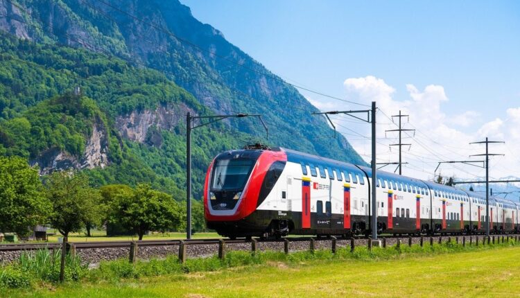 تعرف على أشهر 4 قطارات سياحية تمر بـ "السياح" عبر مناطق طبيعية جميلة