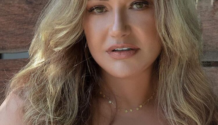 الفنانة ليلى علوي.. تقدم مسلسل" منورة بأهلها" من خلال المنصة الرقمية في أول تجربة