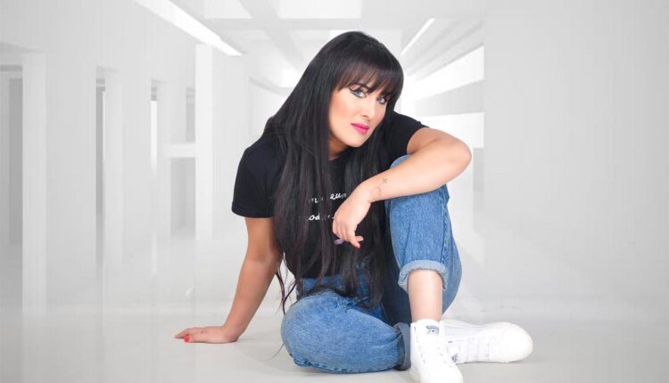 الفنانة رنا عتيق تطلق أغنيتها الجديدة من خلال يوتيوب.. "مشاعر متعيرة"
